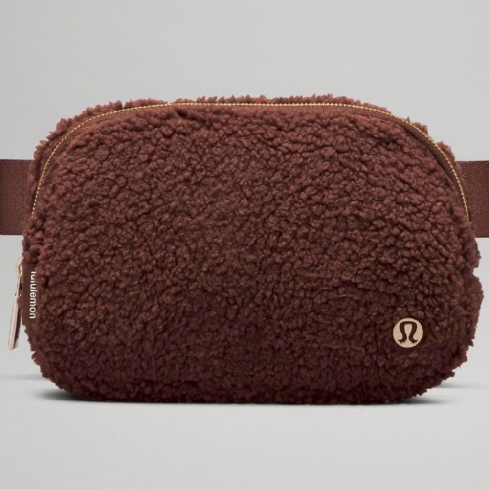 Lululemon Everywhere Belt Bag Crossbody in cozy brown sherpa material travel - Picture 2 of 10